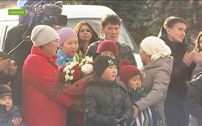 Многодетные семьи Хакасии сегодня получили в подарок новые микроавтобусы