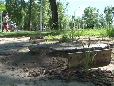 Прогулка в одном из парков Абакана может закончиться поездкой в травмпункт
