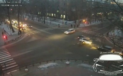 Видео аварии в центре Абакана: ВАЗ-2104 на скорости влетел в Ниву Шевроле