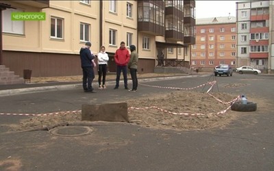 Черногорские коммунальщики не могут поделить трубу из-за которой проваливается грунт