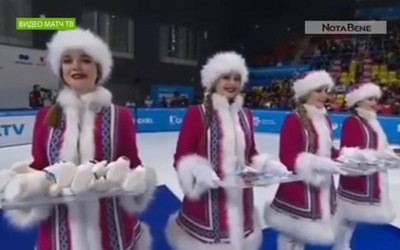 Девушка из Саяногорска вручает медали призёрам Универсиады-2019