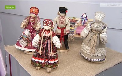 В Абакане открылась выставка миниатюрных кукол в костюмах прошлых столетий