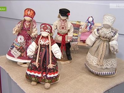 В Абакане открылась выставка миниатюрных кукол в костюмах прошлых столетий
