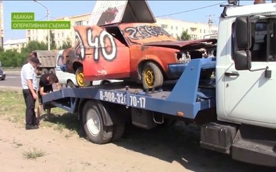 Автомобиль с рекламой в Абакане эвакуировали на штрафстоянку