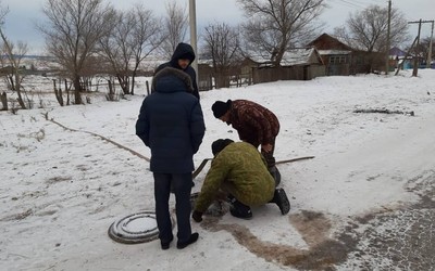 В Новотроицком местные власти устраняют порыв: без воды 1,5 улицы