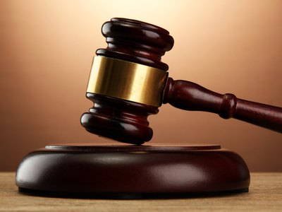 В Минусинске подсудимый в зале суда напал на следователя