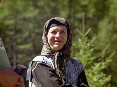Отшельнице из Хакасии Агафье Лыковой доставили семена и вскопали огород