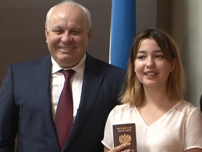 Глава Хакасии выдал паспорта отличникам