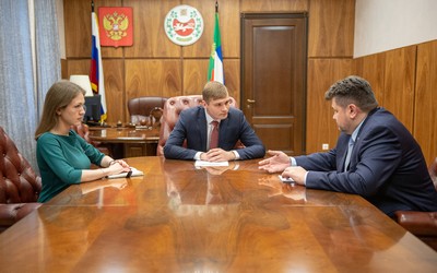 Глава Хакасии обсудил с Александром Жуковым судьбу Абазы
