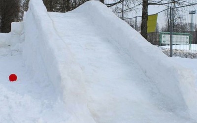 В Кузбассе коммунальщики побелили снежные горки