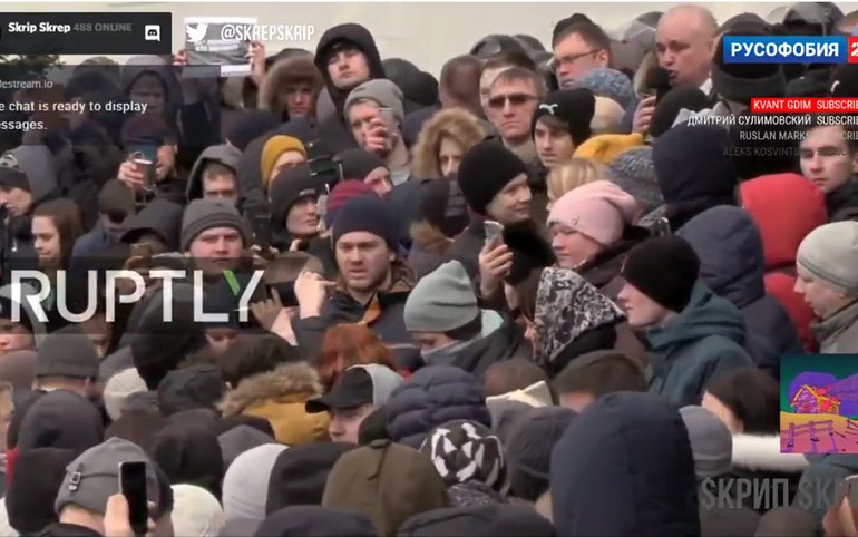 Жители Кемерова устроили многотысячный митинг на главной площади города