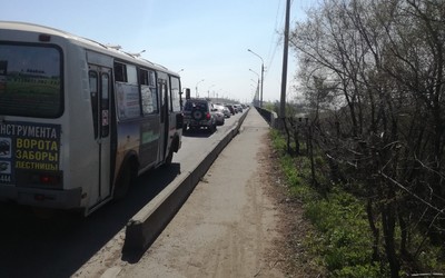 Радоница в Абакане: коммунальный мост стоит в пробках