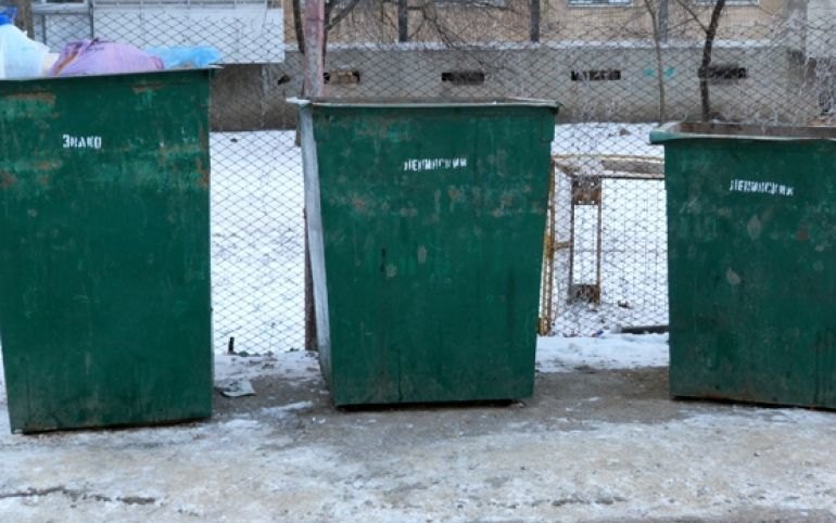 Новорожденный в мусорке. Мусорные баки. Зеленые мусорные баки. Советские мусорные баки. Советский мусорный контейнер.