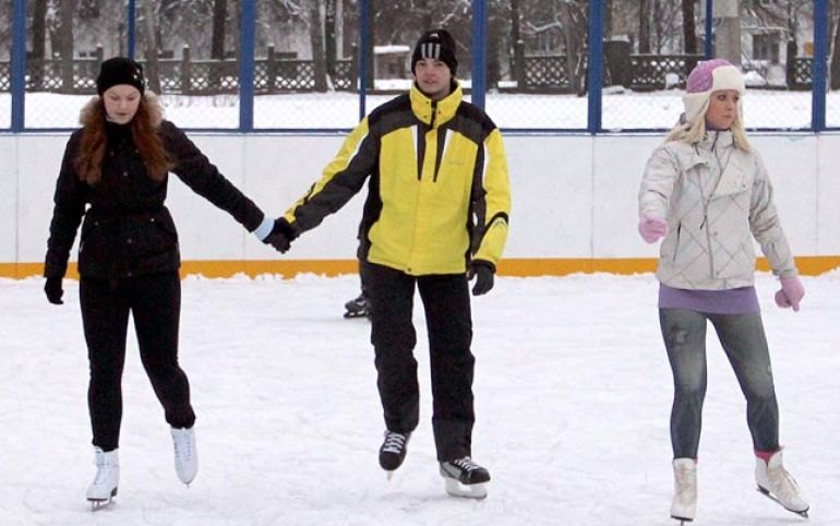 люди на катке. катание на коньках. что надеть для катания на коньках. что надеть для катания на коньках. одежда для катка женская.