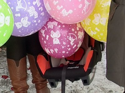 Автоинспекторы Хакасии дарят детские кресла прямо у роддома