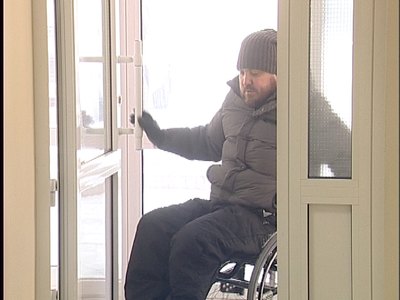 В Абакане инвалид-колясочник не смог попасть на осмотр