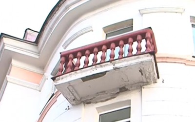 На посетителей центральной аптеки Абакана падают камни