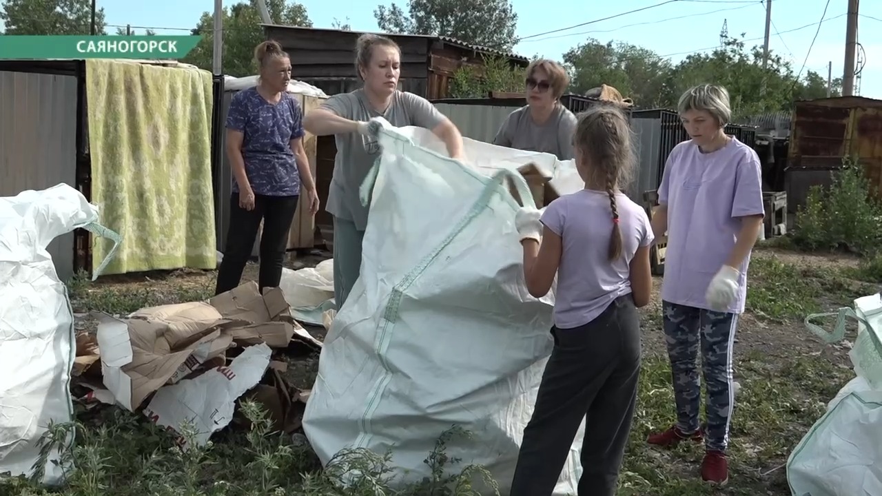 Саяногорские волонтеры-металлурги провели субботник в приюте «КОТ И ПЕС»