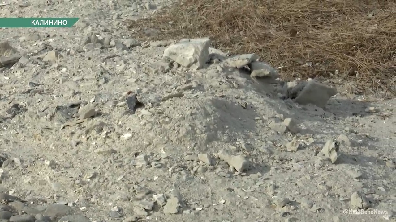 В Калинино пенсионер выкидывает золу прямо за ограду