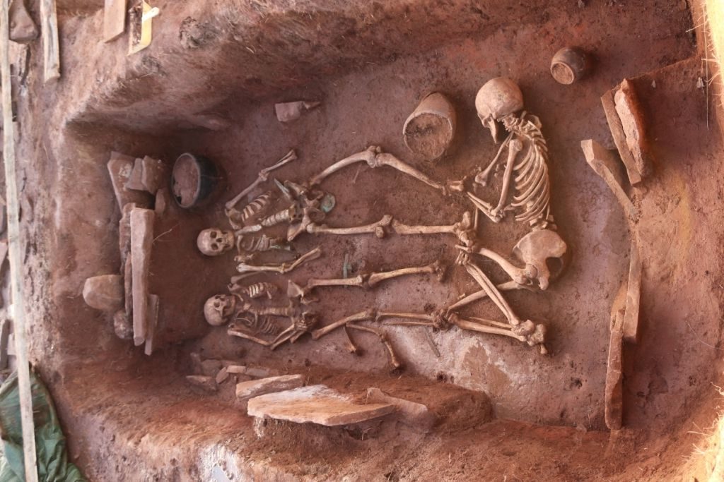 Археологи в Хакасии нашли могилу война тагарской культуры