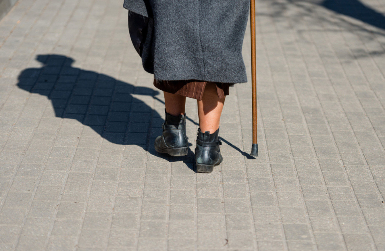 Без ноги на улице. Женщина с тростью осторожно ходит. Walking down the Street. Walk along the pavement. Old Lady on the Street.