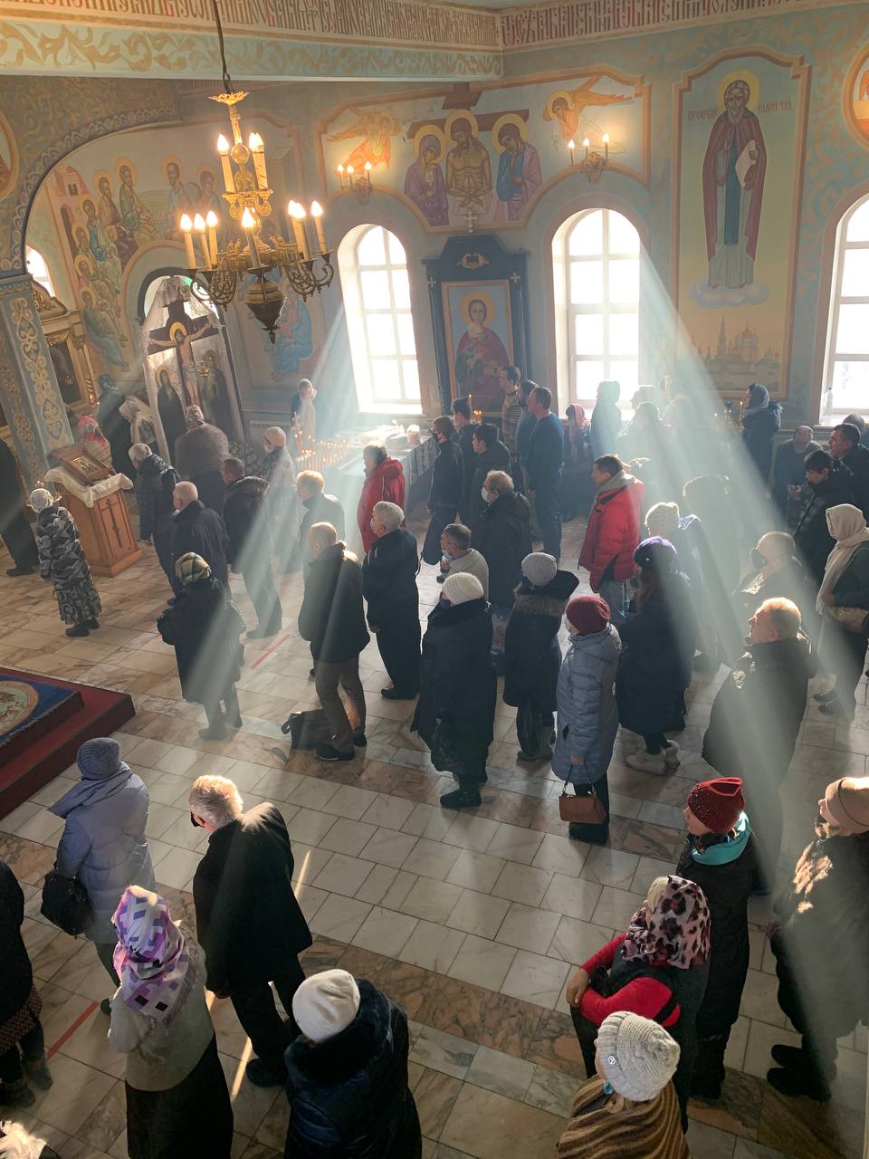 Опоздать на службу в церковь. Служба в церкви. Православные прихожане. Прихожане в храме.