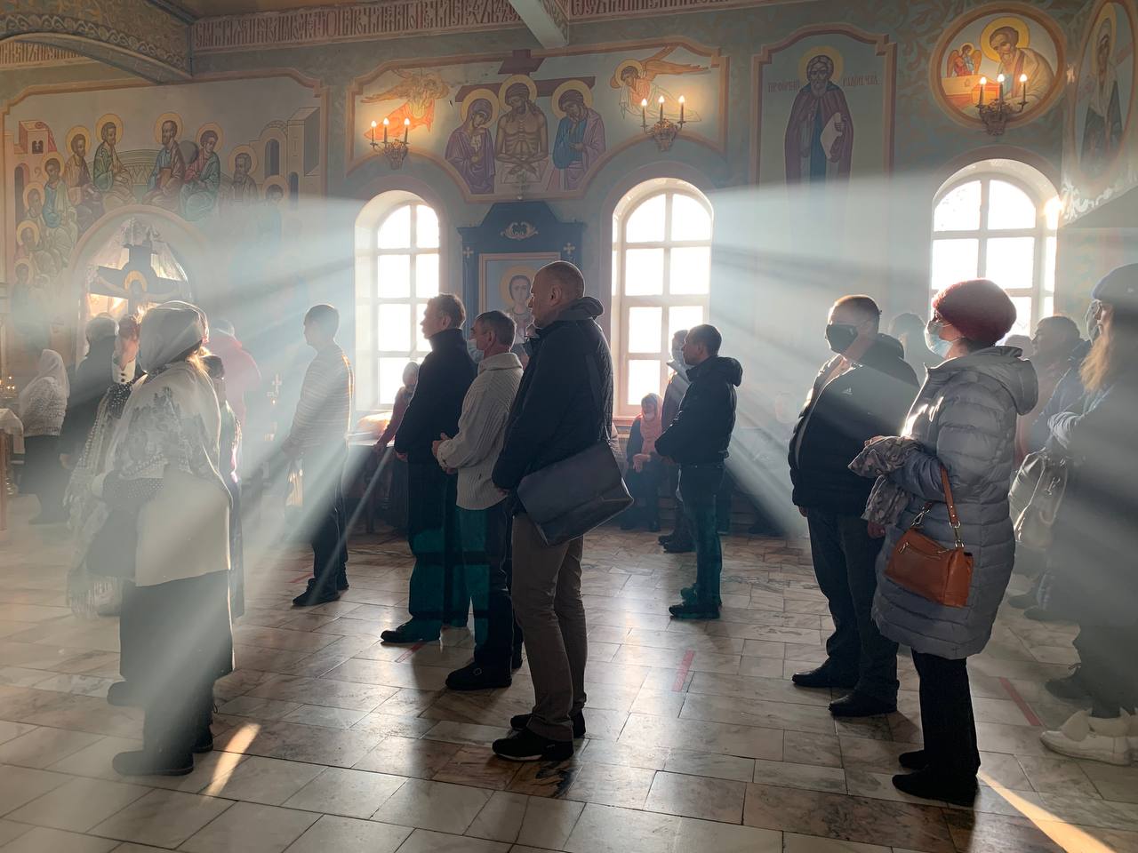 Опоздать на службу в церковь. Служба в церкви. Богослужение в храме. Богослужение в православном храме.