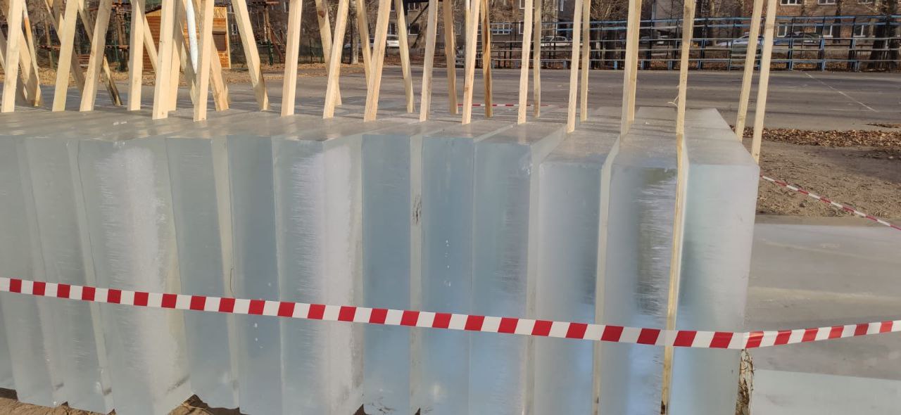 Ледяные блоки появились в Черногорском парке