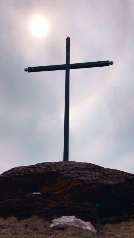 Слушать видишь там на горе возвышается крест. Крест на горе Хакасии. Усть Абакан гора кюн таг. Крест на горе. Крест фото.