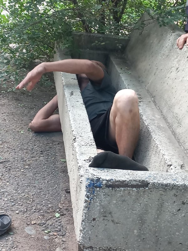 В Черногорске мужчина застрял в скамейке