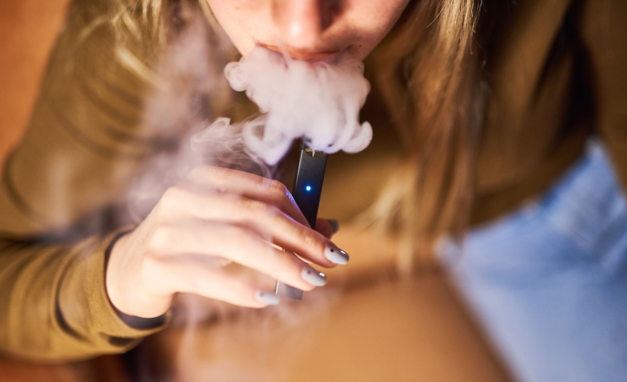 Электронные сигареты среди подростков. Девушка курит электронную сигарету. Девушка с электронной сигаретой. Курящий подросток. Дым электронных сигарет.