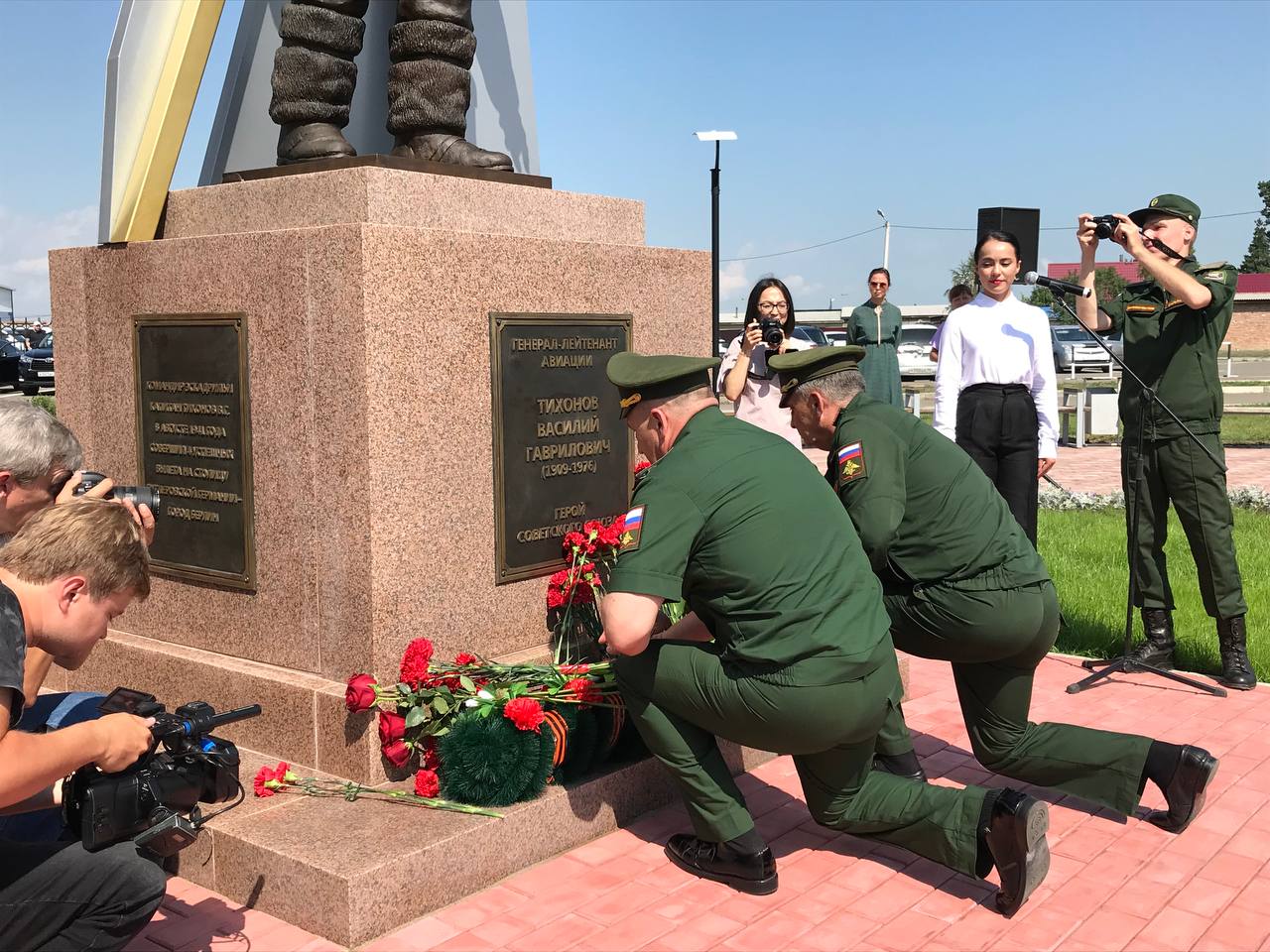 У входа в аэропорт Абакан открыли памятник генералу Тихонову | 08.08.2023 |  Абакан - БезФормата