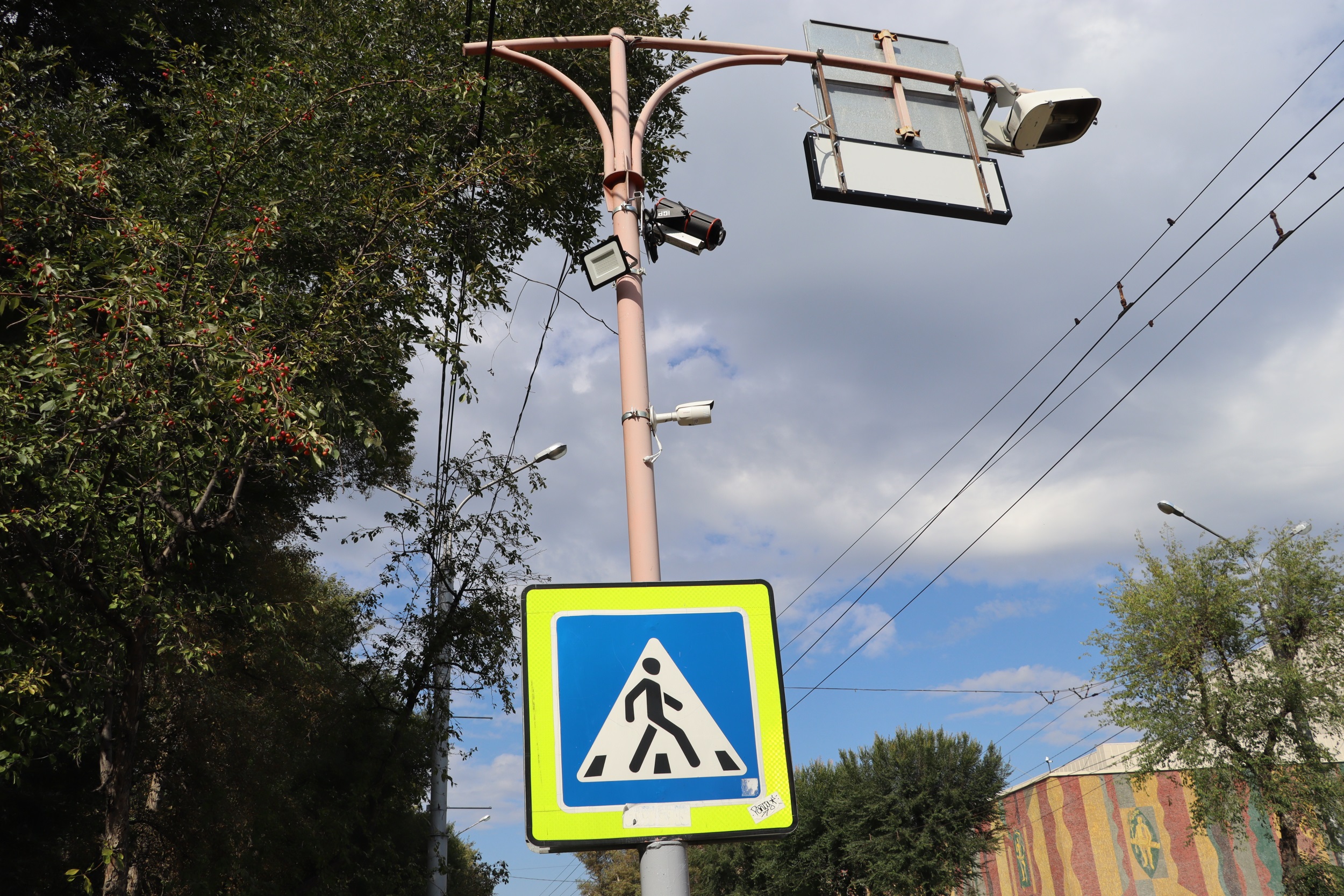 В Абакане установили первый «умный пешеходный переход» | 18.09.2023 | Абакан  - БезФормата