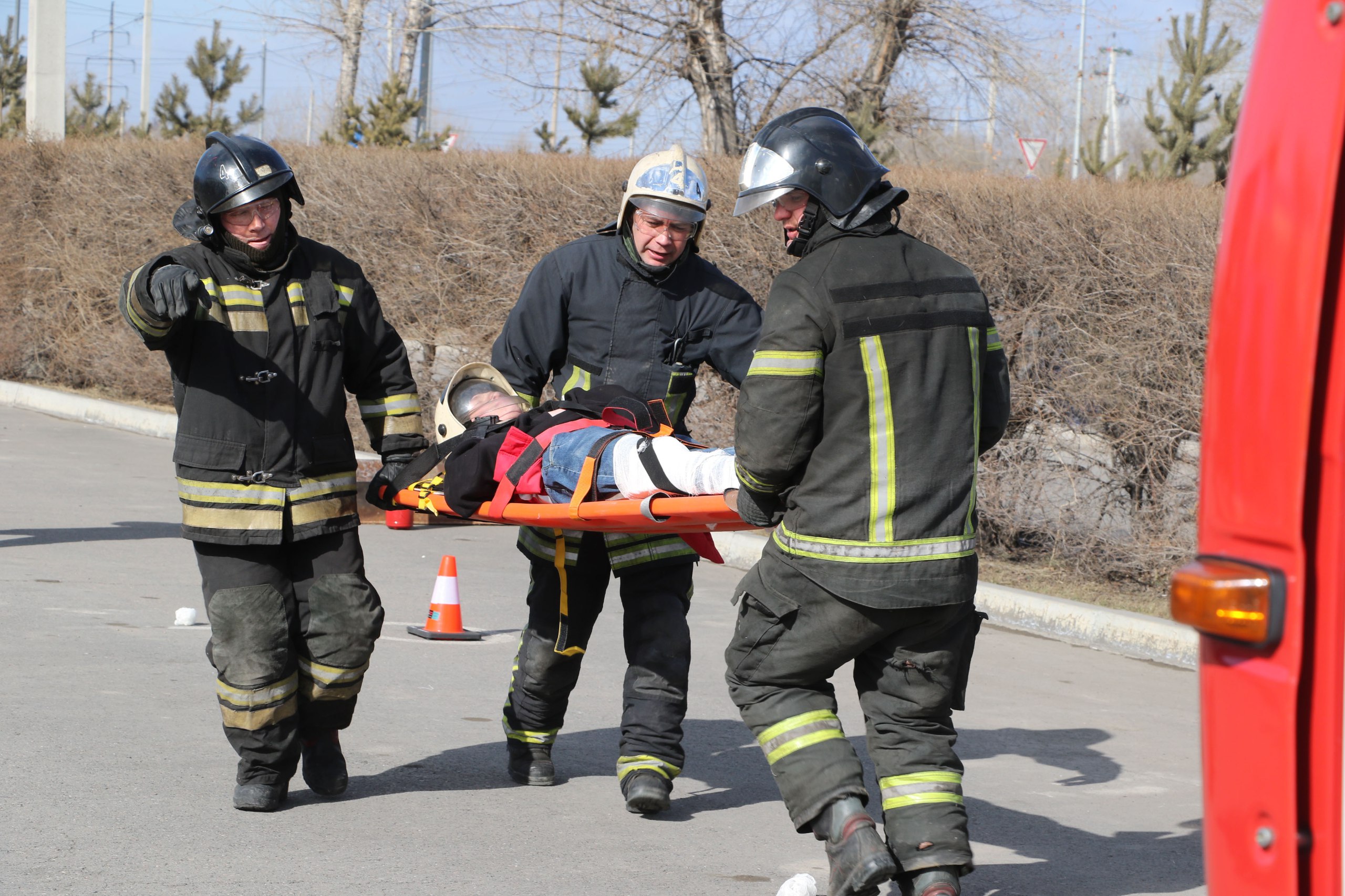 Cпасатели вызволяли пострадавших из покореженного авто в Абакане |  Медиагруппа 