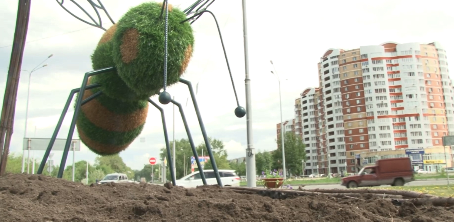 Пчелы украсили абаканское кольцо Некрасова-Крылова | 21.05.2024 | Абакан -  БезФормата