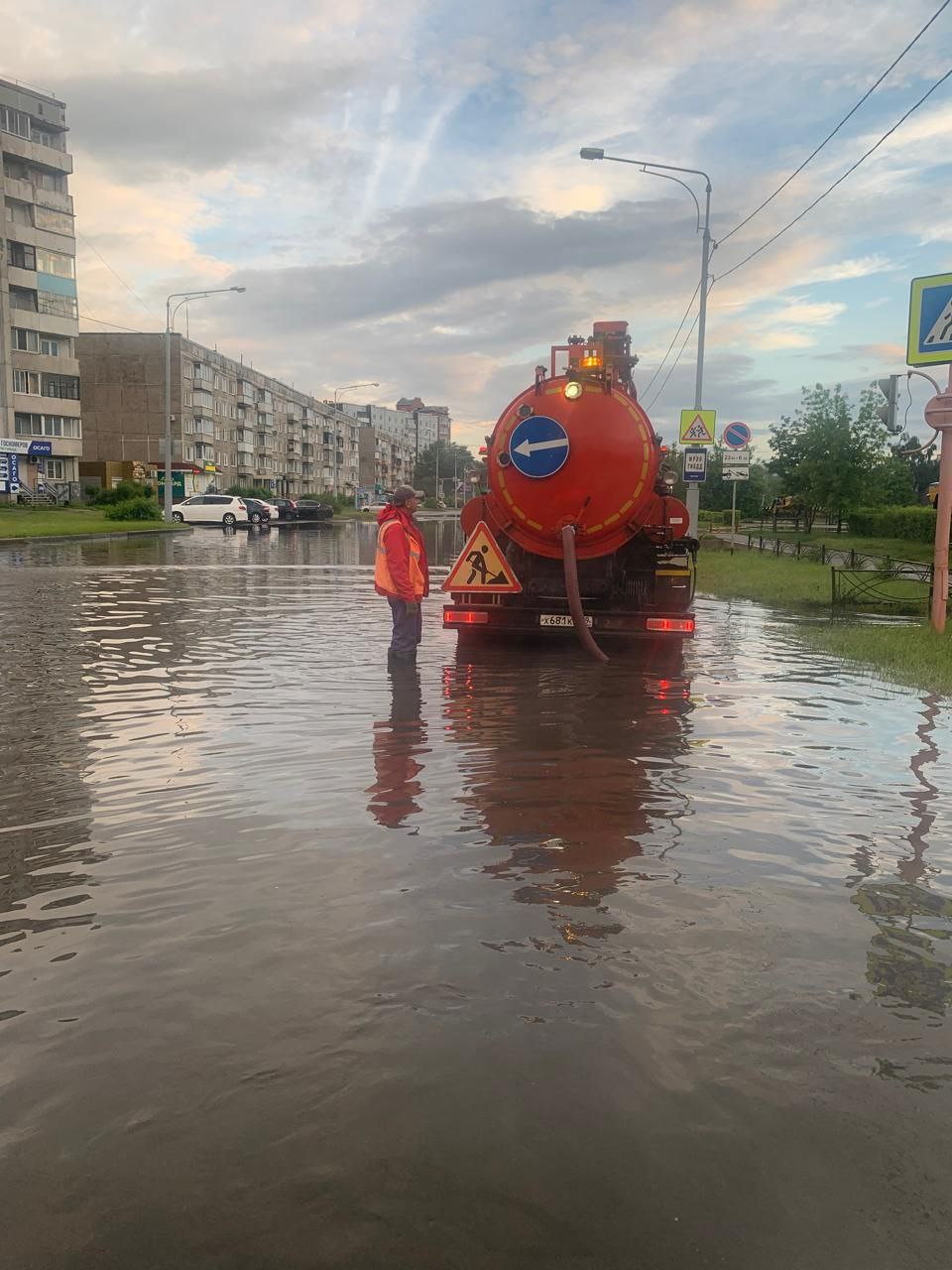 Колодцы переполнены: дождевую воду в Абакане откачивают вторые сутки |  Медиагруппа 