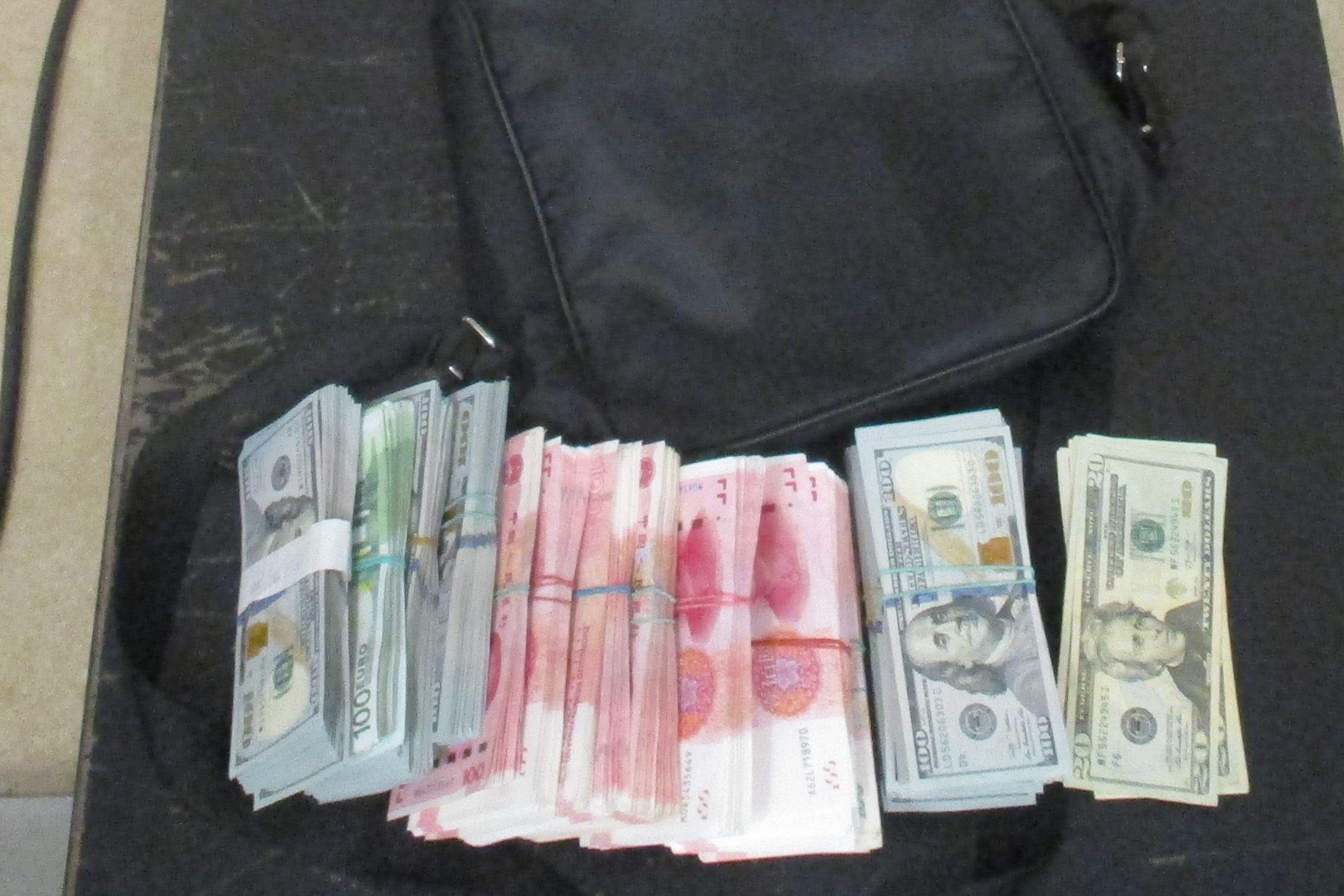 65 тысяч долларов пытался вывезти в Пекин житель Хакасии