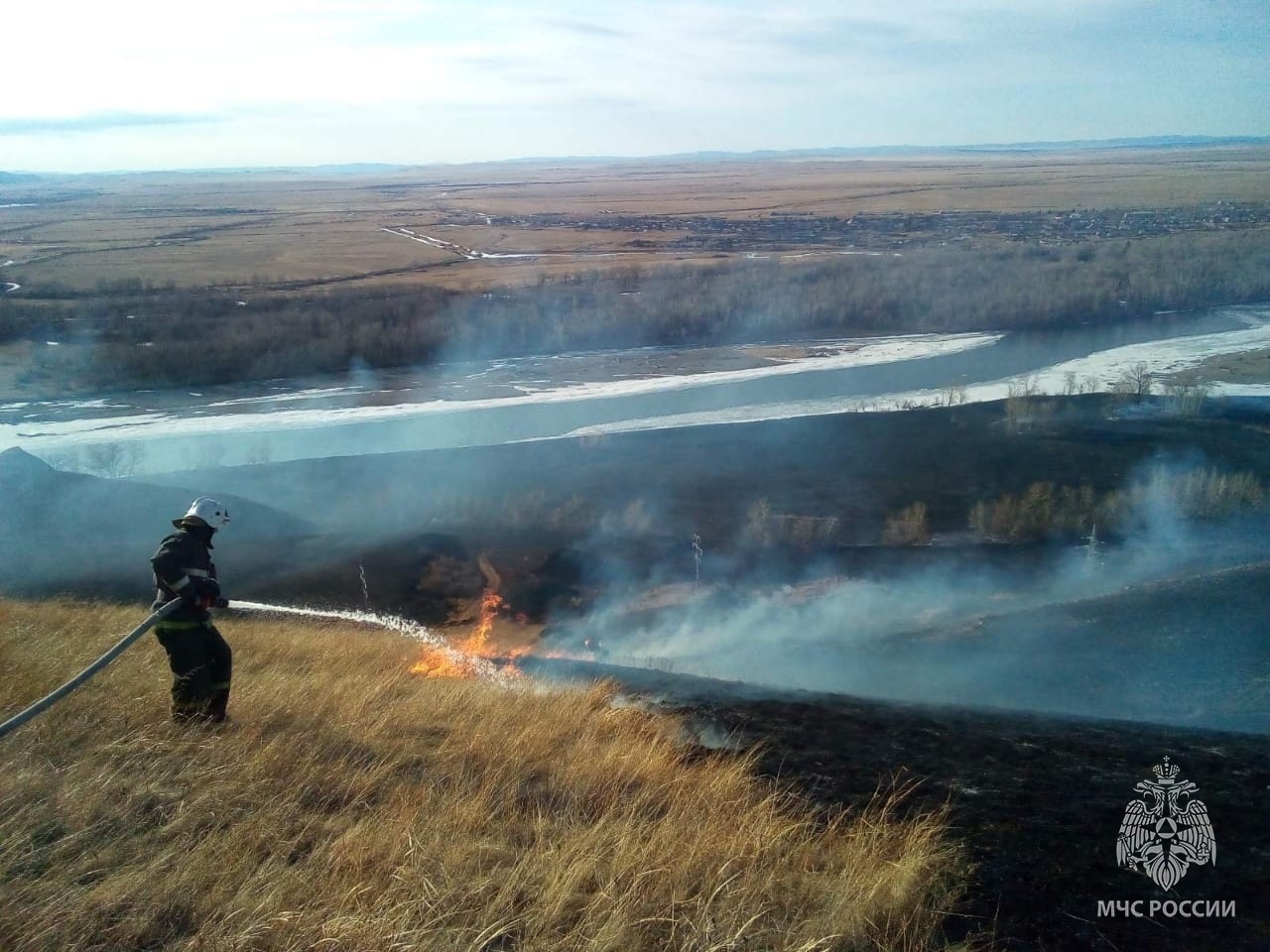 Пал в 6 км тушили в Усть-Абаканском районе