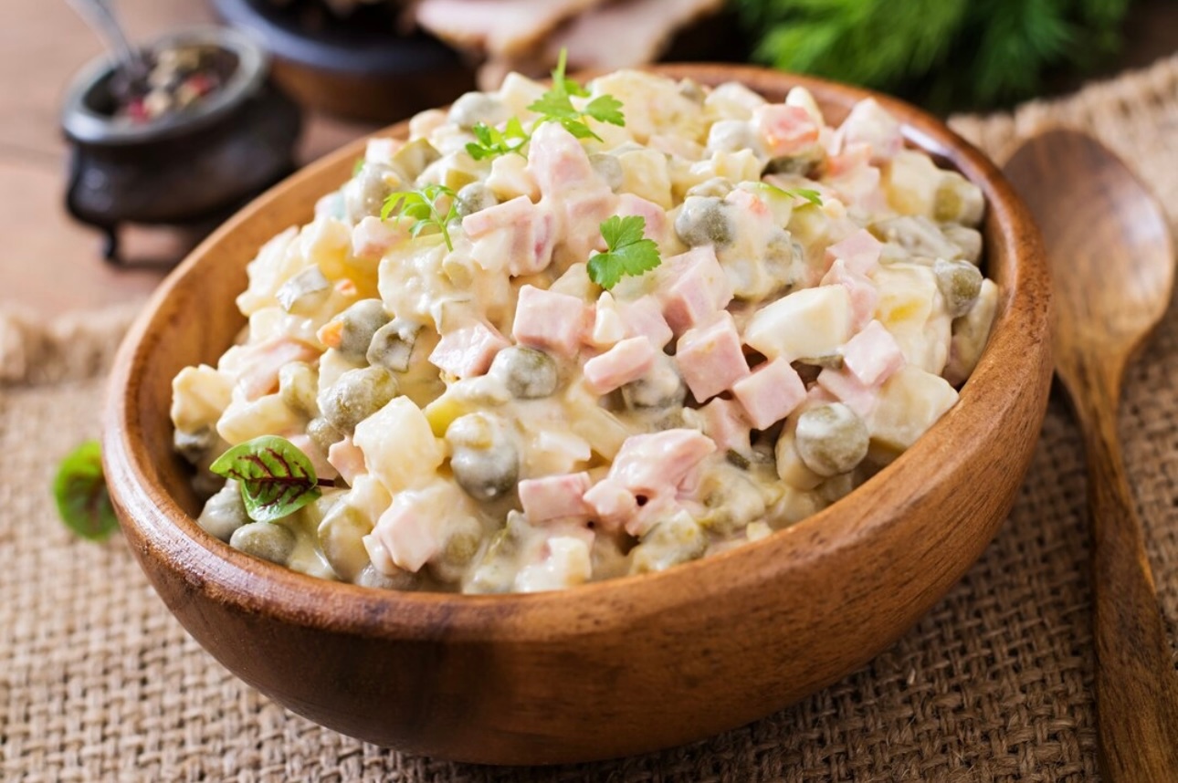 Больше 200 ведер оливье смыли в канализацию красноярцы