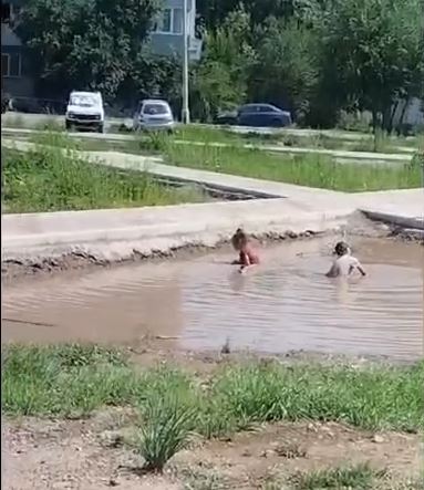 Благоустройство Пригорска: дети купаются в луже